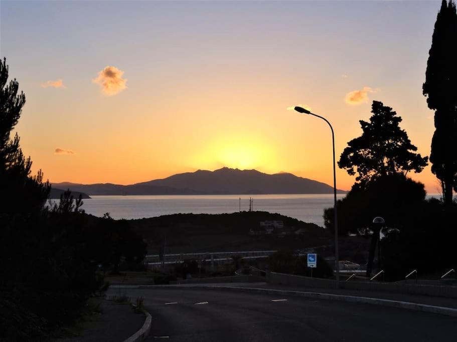 Appartamento Sunny Courtyard Piombino Esterno foto